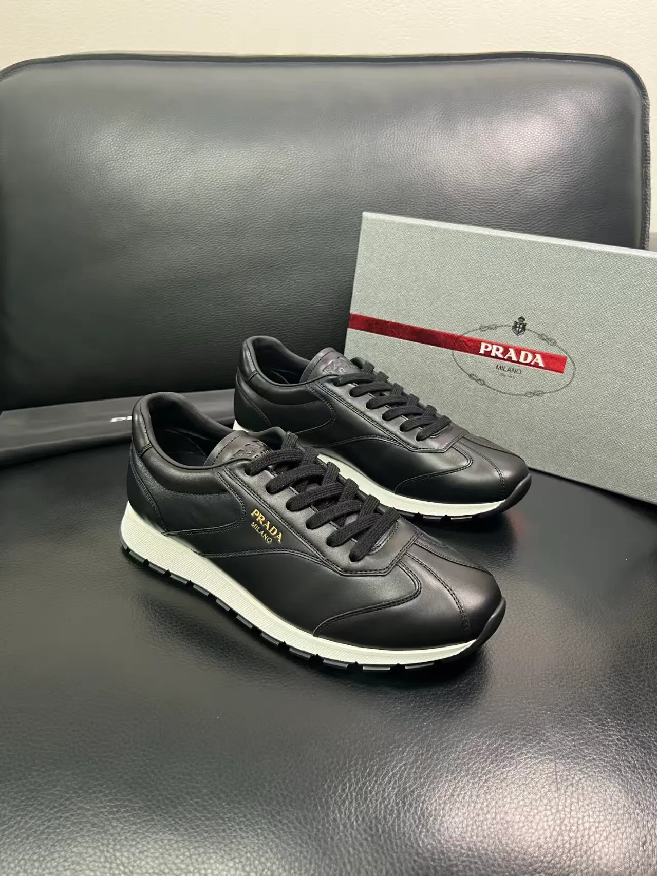 P440 38-45 Prada Prada’s new men’s leather sneakers, the highest version on the market, any comparison is welcome🆚! The original leather has excellent texture and is super high-end! Fetal sheep net lining imported from Italy, removable pad! Luxurious materials and fine workmanship, highly recommended! No. 058